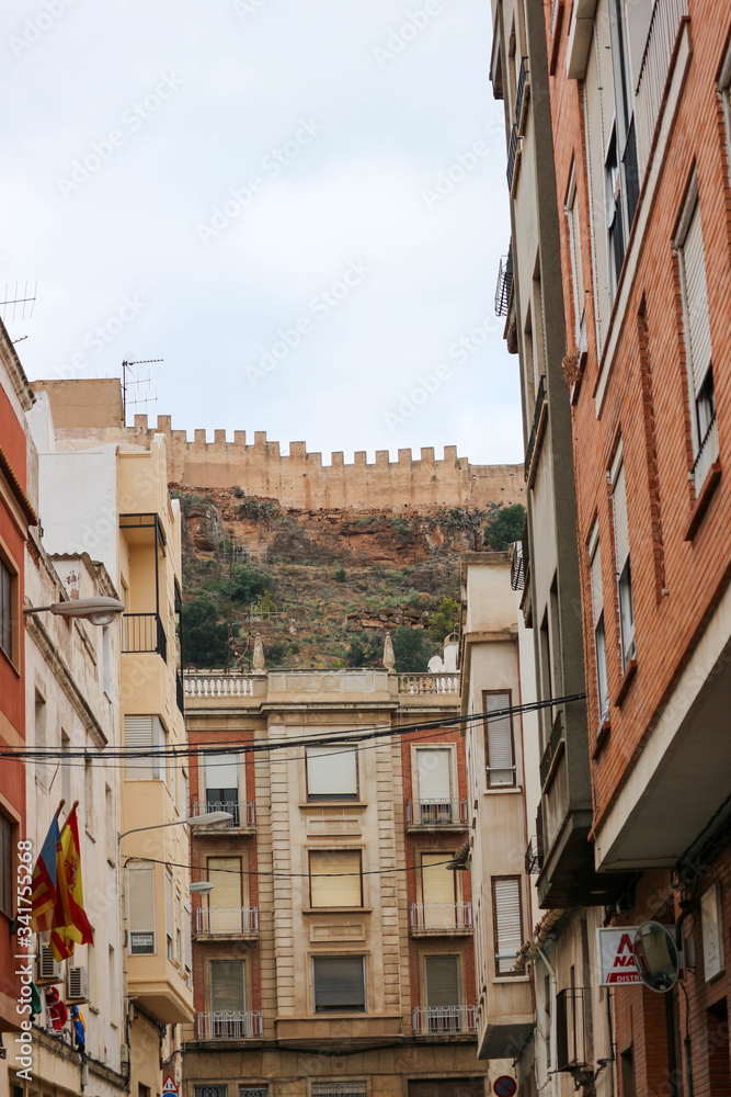Obraz premium On the narrow street in the old town of Sagunto, Spain
