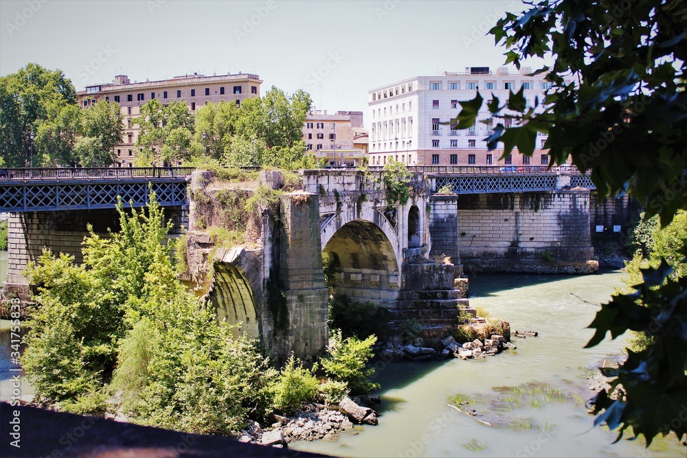 Naklejka premium bridge over the Tiber river