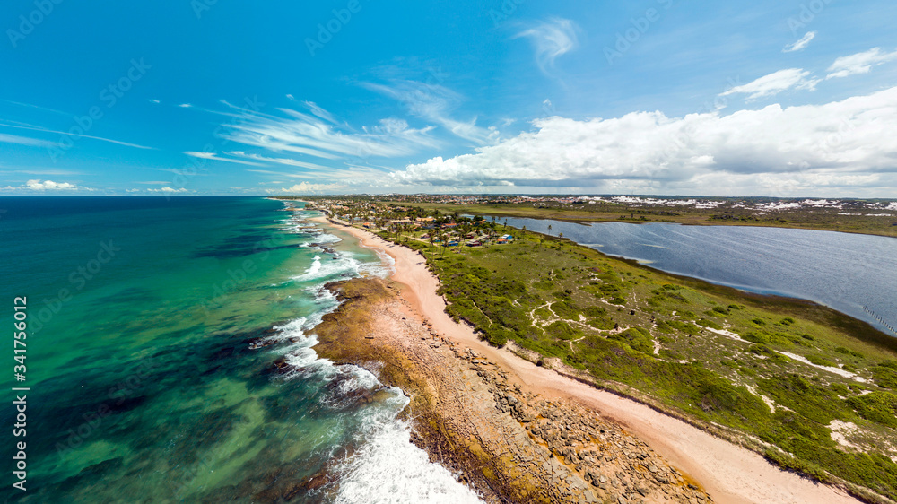Imagem Aérea da praia de Jauá, localizada a 42 km de Salvador, no município de Camaçari, Brasil