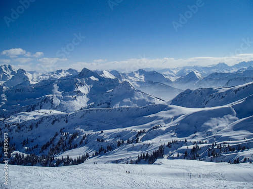 Bergepanorama in Österreich im Winter © Nadine