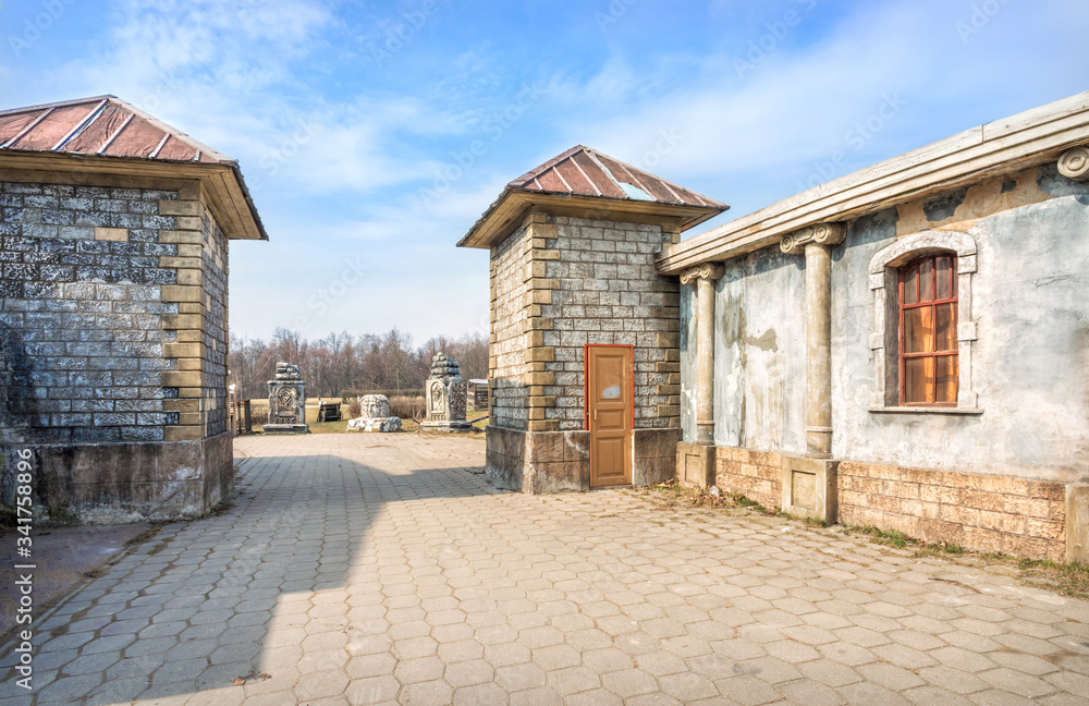 Башни у входа scenery of brick towers