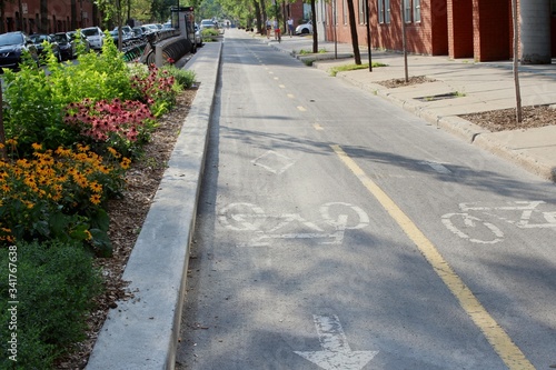 Tableau sur toile Empty bicycle lane in the city of Montreal in a trendy hipster neighborhood with asphalt painted with bike signs