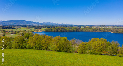 Abtsdorfer See, Bayern, an einem sonnigen Tag im Frühling