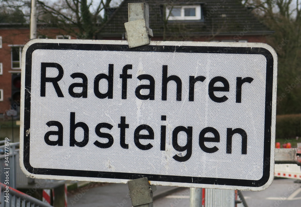 Radfahrer absteigen