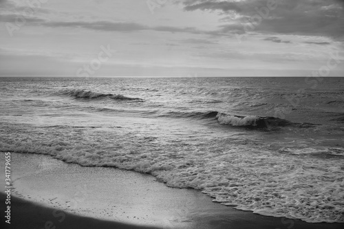 morze bałtyckie zachód słońca plaża woda fala piasek niebo