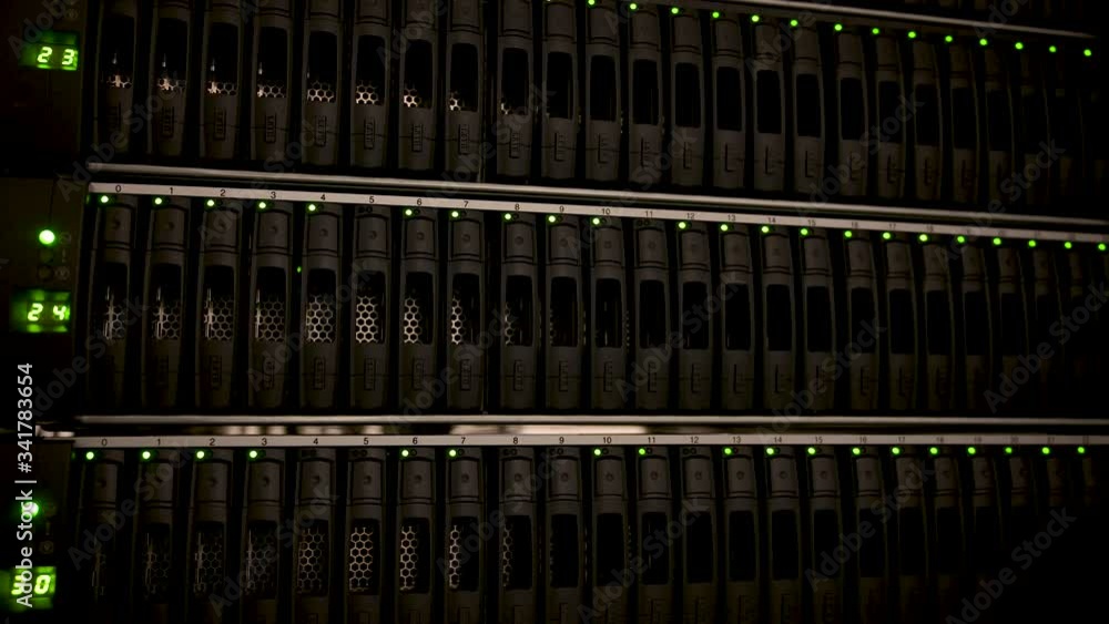 Datensicherung Festplatten für ein Blade Enclosure im Rechenzentrum - Bladecenter Netzwerk in einem Server-Rack Datensicherung Festplatten für ein Blade Enclosure im Rechenzentrum - Bladecenter Netzwerk in einem Server-Rack