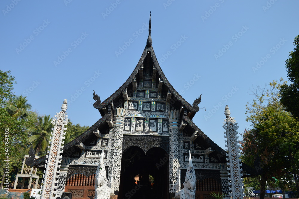 The temple is made of wood Wat Lok Moli It is not known when the temple was built but it is first mentioned in a charter in 1367 CE. The sixth king of the Mangrai dynasty, King Kuena (1355-1385).