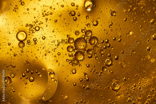 goldene Blasen aus Öl und Wasser