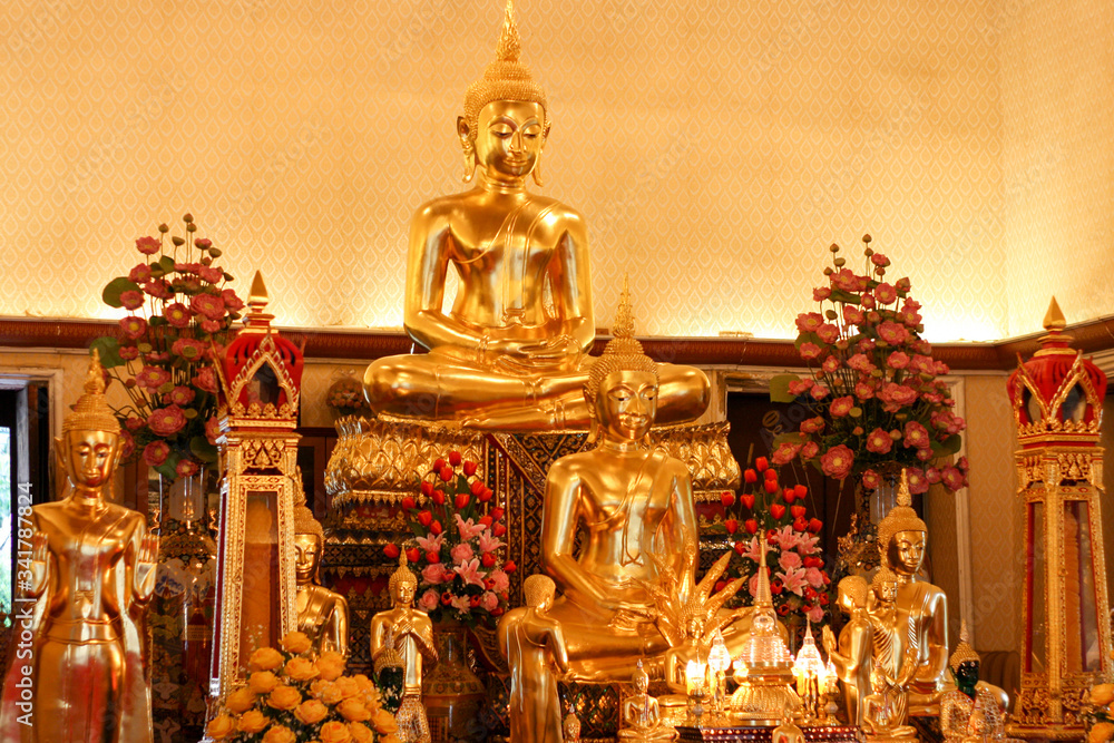 Fototapeta premium Golden Buddha in Thailand