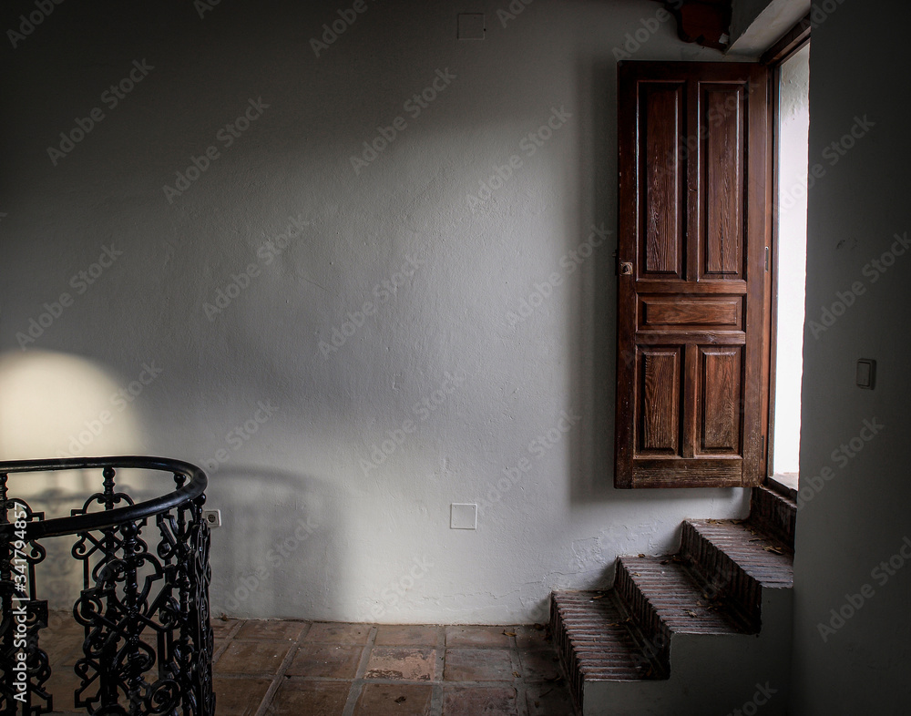 Entrada a una antigua casa con escalones y puertas de madera foto de Stock  | Adobe Stock