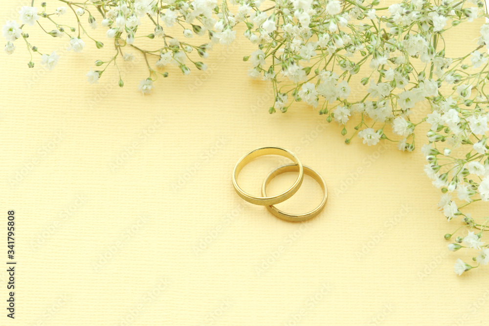 Không gian bố cục của thiệp cưới của bạn cũng rất quan trọng. Với thiết kế nền thiệp cưới với nhẫn và hoa nhỏ vàng lấp lánh này sẽ khiến cho người nhìn không thể rời mắt. Đừng bỏ lỡ cơ hội để đánh dấu khoảnh khắc đáng nhớ trong cuộc đời mình.