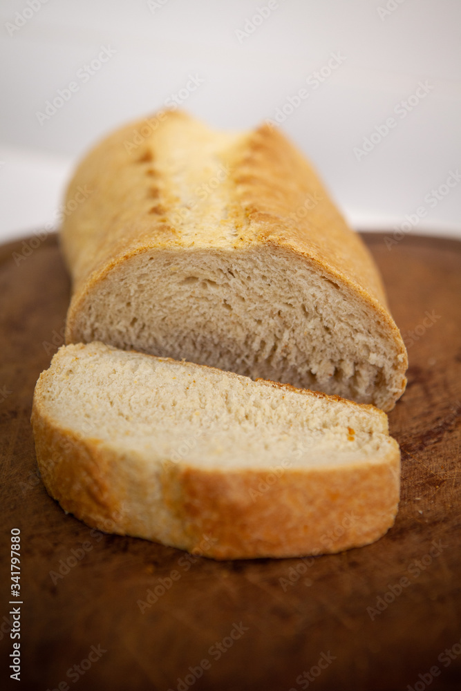 Homemade bread made with 4 ingredients. Easy and delicious recipe in the practical kitchen.