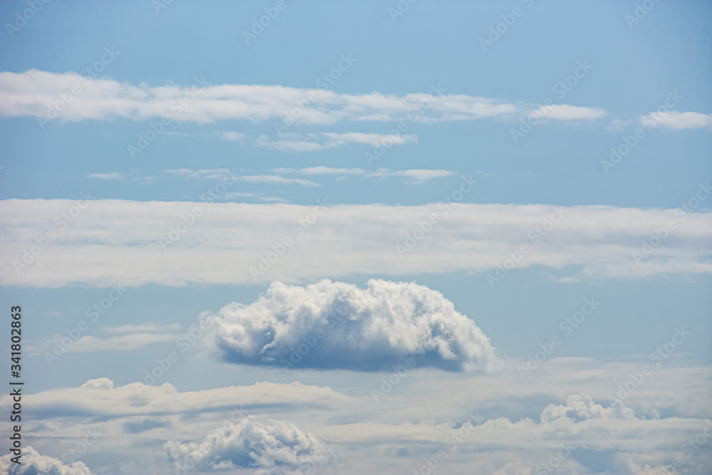Naklejka premium Beautifull blue sky with clouds dispersed all over the sky