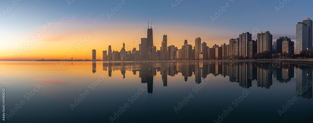 Naklejka premium Panoramic Chicago Skyline Cityscape at night and blue sky with cloud, Chicago, United state