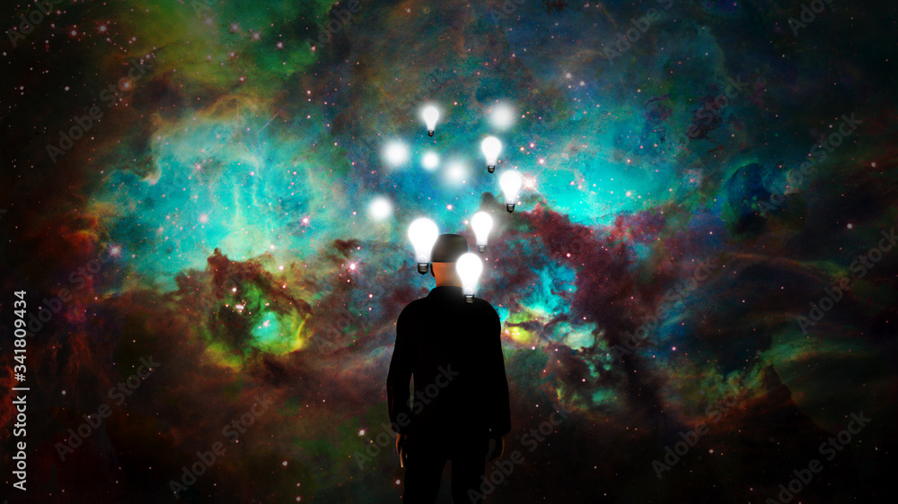 Fototapeta premium Wielkie pomysły. Mężczyzna w czarnym garniturze przed jaskrawą mgławicą