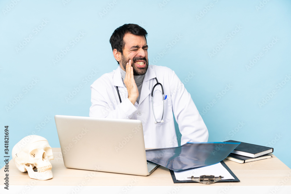 Professional traumatologist in workplace with toothache Professional traumatologist in workplace with toothache