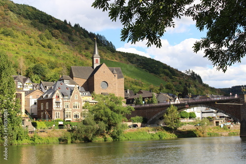 Iglesia en la orilla de un río