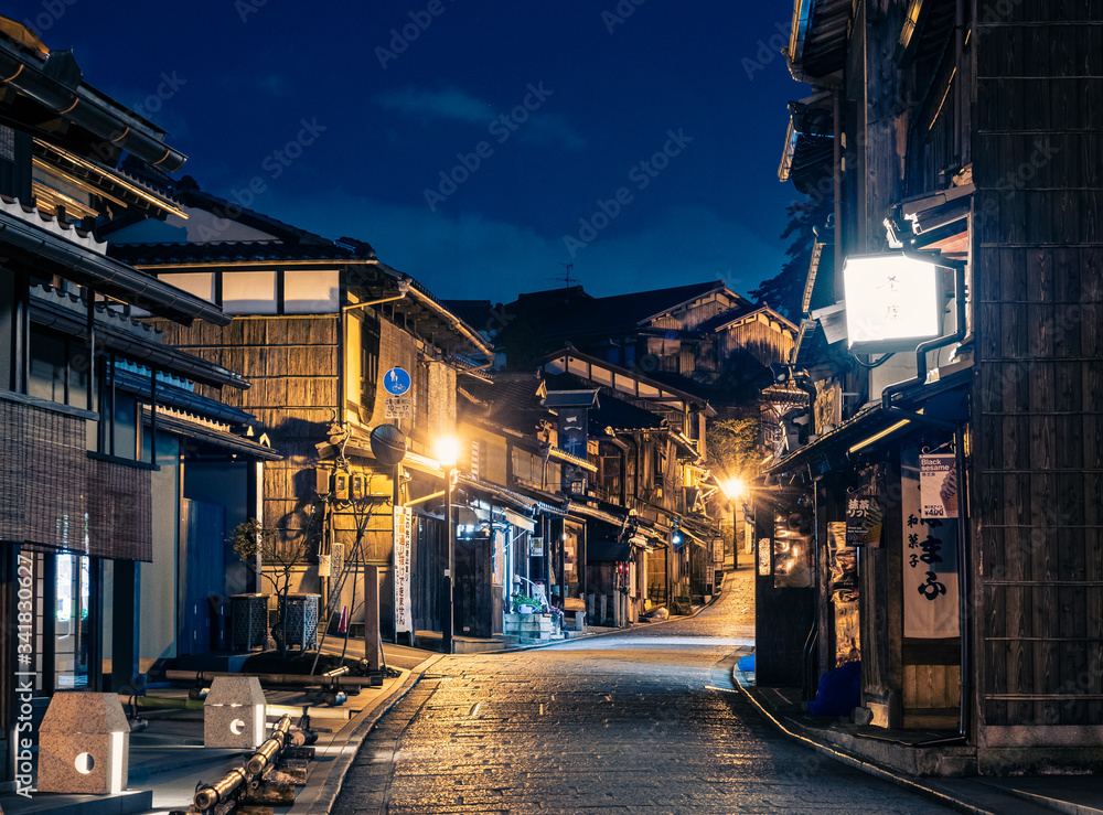 Fototapeta premium 京都 夜の二年坂