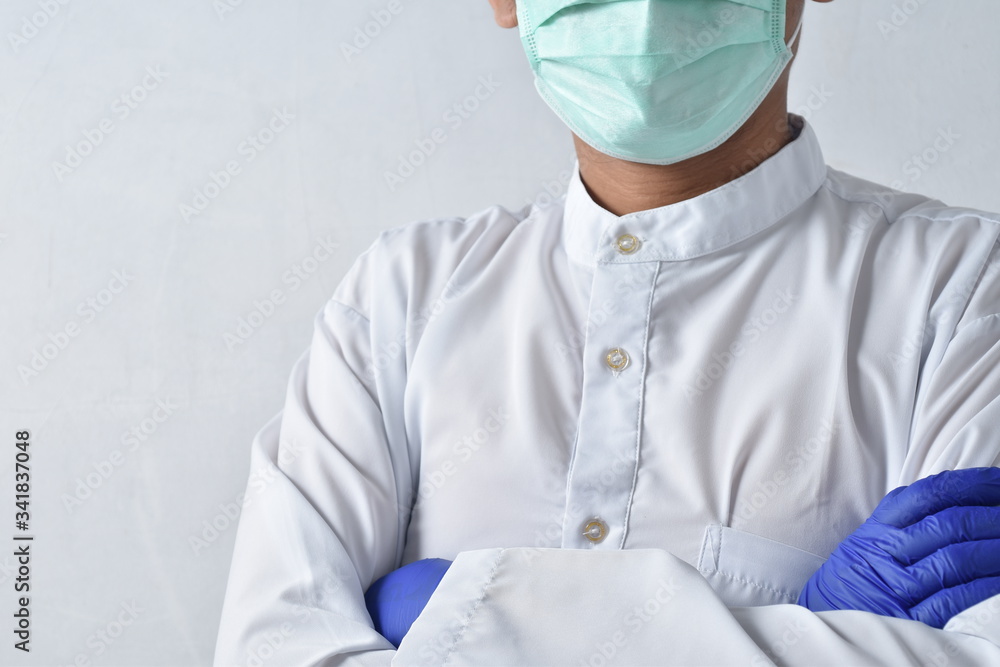 Naklejka premium Doctor wearing protection face mask against coronavirus.