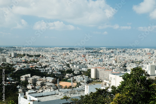 沖縄の観光地首里城公園から眺める那覇の街並み 01