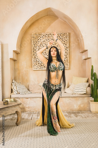 Fotografie Beautiful belly dancer in motion....