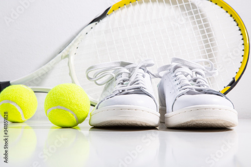 테니스 용품들(테니스공, 운동화, 라켓) © EunKyung