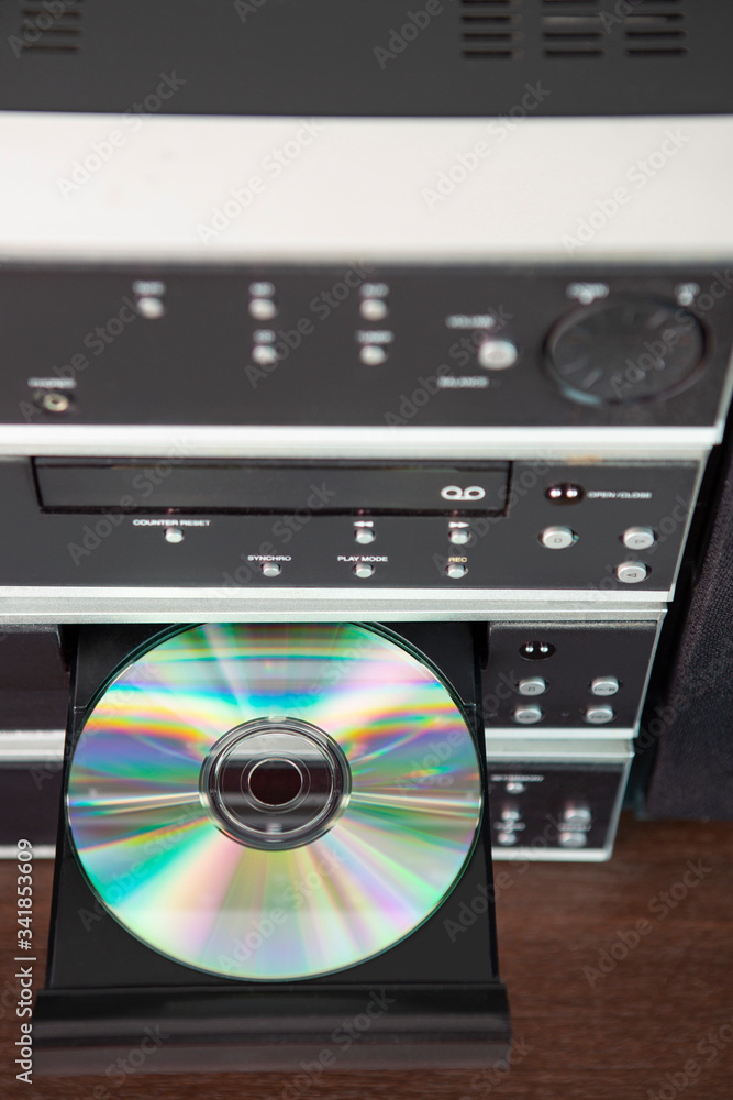 Fototapeta premium 음악 cd를 플레이어 넣다