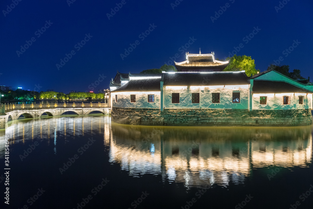 Fototapeta premium traditional architecture in jiujiang at night