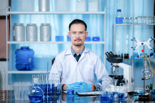Health care researchers wor...