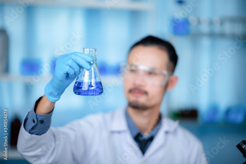 Health care researchers wor...
