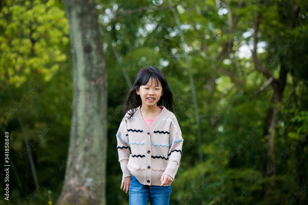 春の公園で遊んでいる子供 春の公園で遊んでいる子供