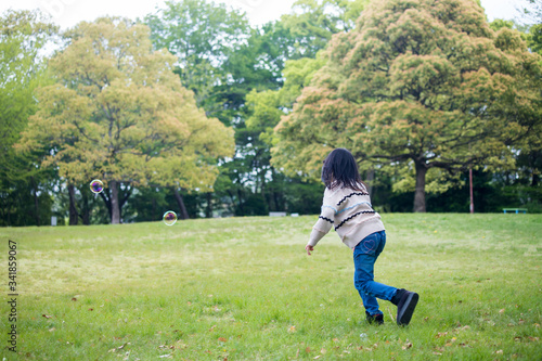 公園でしゃぼん玉を遊んでいる子供