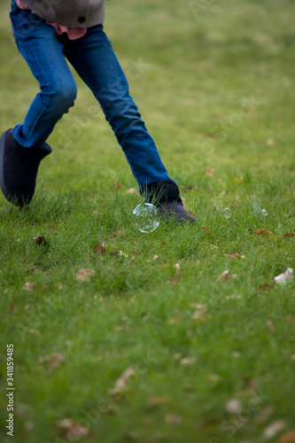 公園でしゃぼん玉を遊んでいる子供