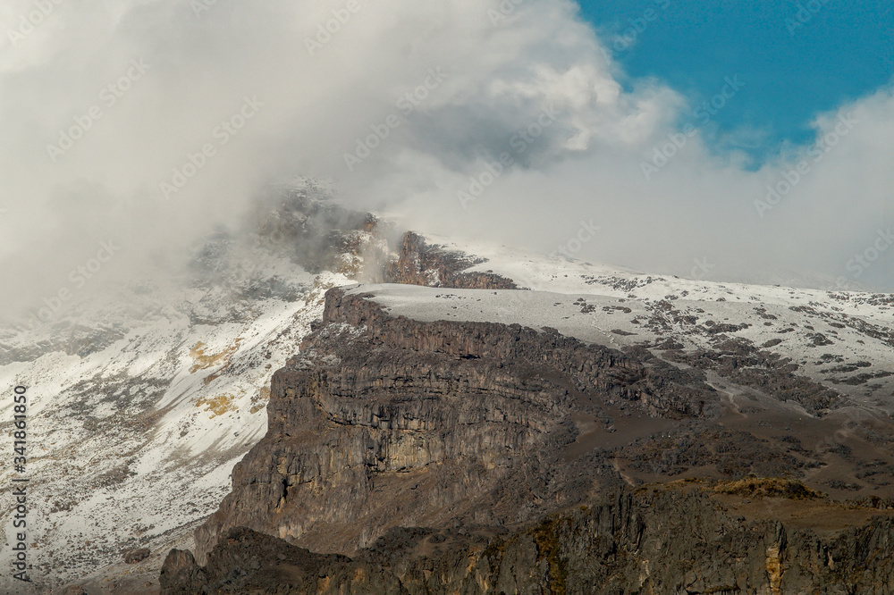 Fototapeta premium Glaciar con nubes 1