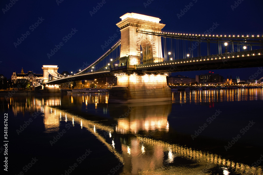 Obraz premium Szechenyi Bridge in Budapest at night