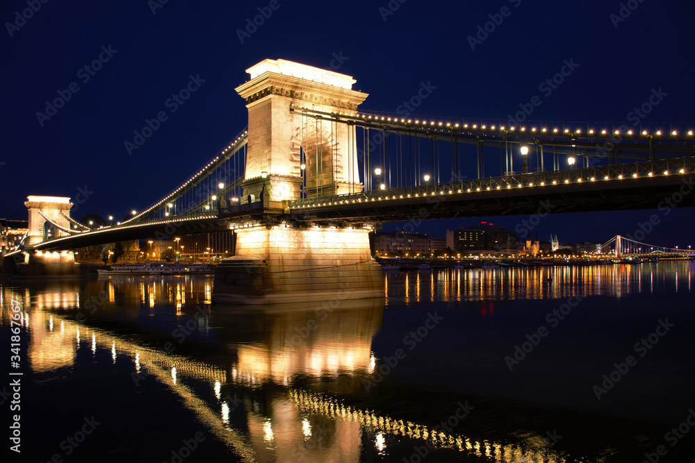 Obraz premium chain bridge in Budapest at night