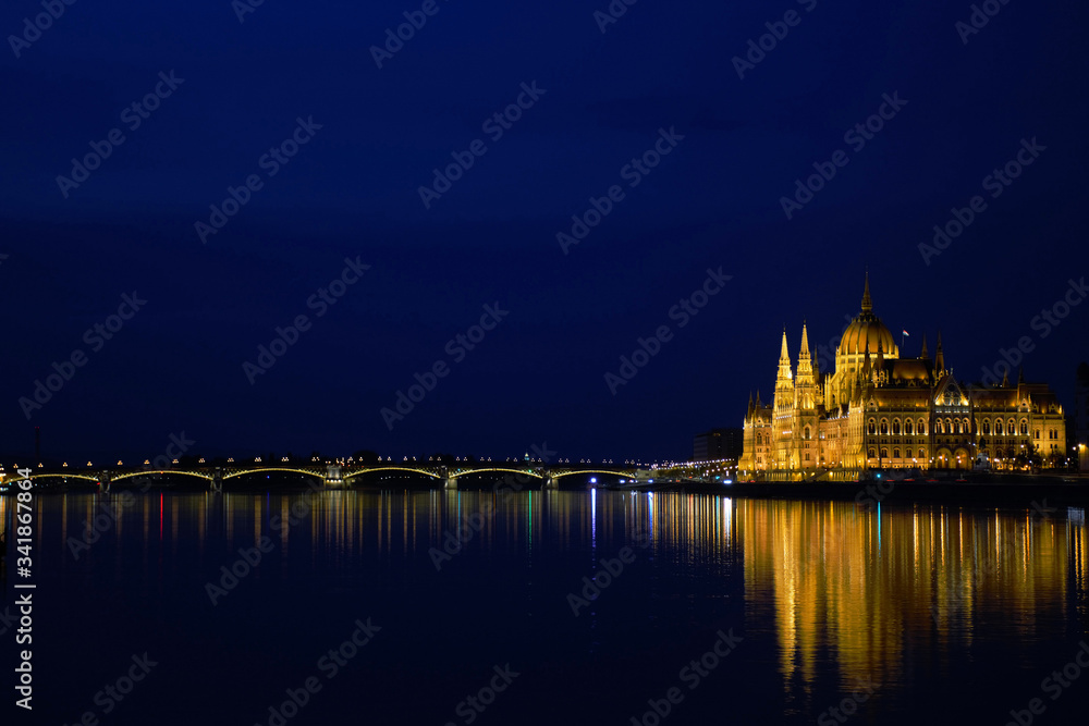 Obraz premium Parliament Palace and the bridge over the Danube in Budapest at night