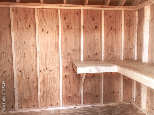 Φωτογραφία Storage Shed Interior - Wood Workbench - Organization - Workshop - Work Space