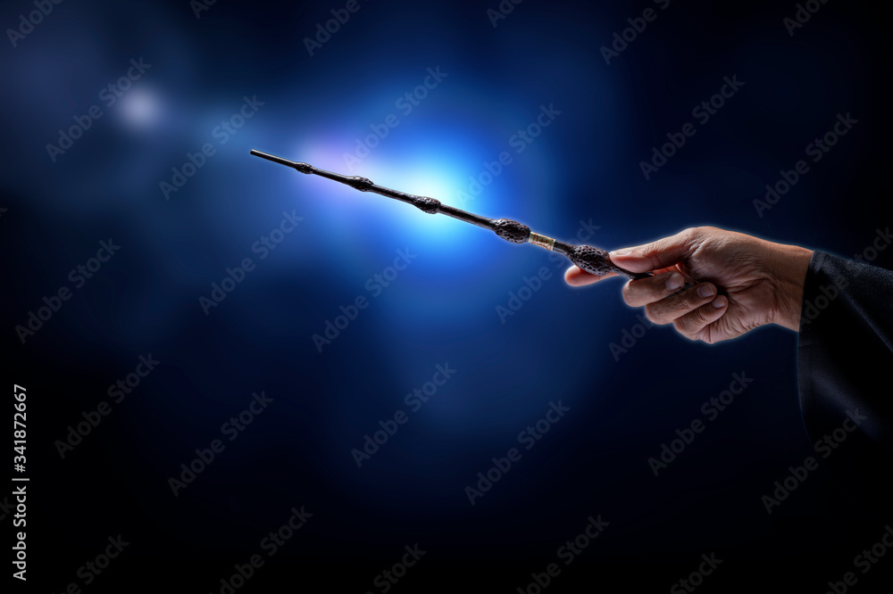Naklejka premium Magiczna różdżka na tajemniczym tle, narzędzie kreatora cud magicznego kija na czarno