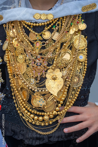 PEITILHO ORNAMENTADO COM PEÇAS DE OURO, TRADIÇÃO SANTA MARTA DE PORTUZELO, Viana do Castelo 2