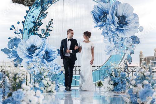 Fotografie Wedding ceremony in an outdoor Banquet hall decorated with huge blue flowers