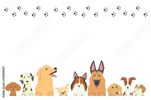 前足を乗っけているいろいろな種類の犬たちと足跡のフレーム