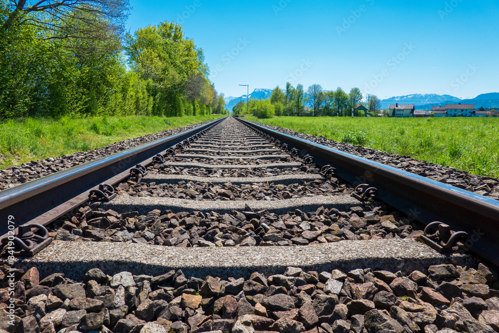 Fototapeta premium Eisenbahnschienen an einem sonnigen Tag im Frühling
