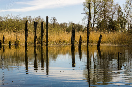 Obraz na płótnie old pales in scenic lake view w salonie