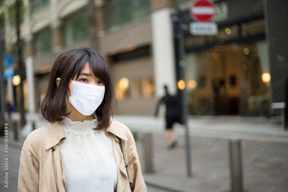 マスクをする女性 マスクをする女性