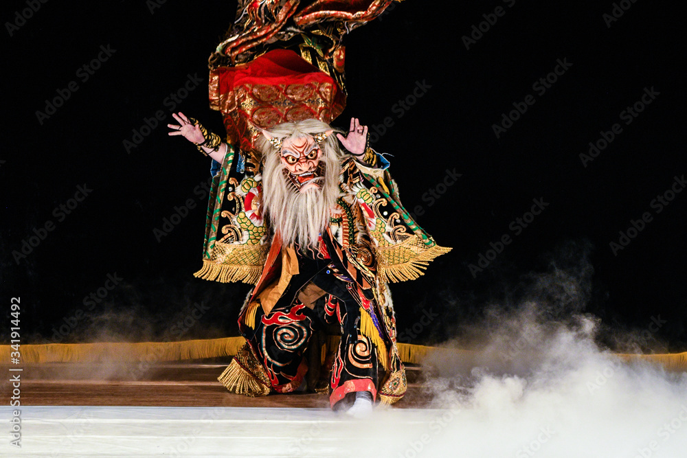 Obraz premium 日本、広島、広島神楽、芸北神楽、神楽「源頼政」鵺という怪物、伝統芸能の魅力