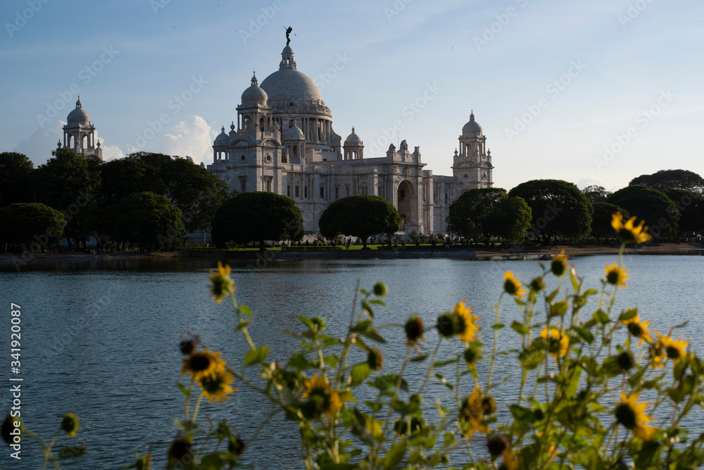 Obraz premium View of Victoria Memorial along with the nearby pond.