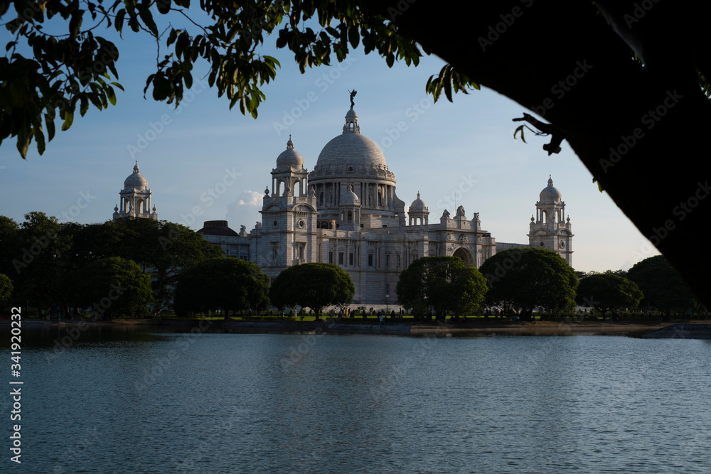 Obraz premium View of Victoria Memorial along with the nearby pond.