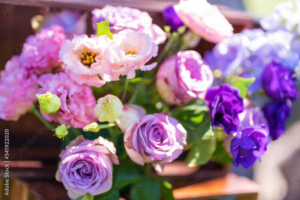 Obraz premium Bouquets of fresh flowers decoration of the festive table. Celebrating an open air party. Decor Details