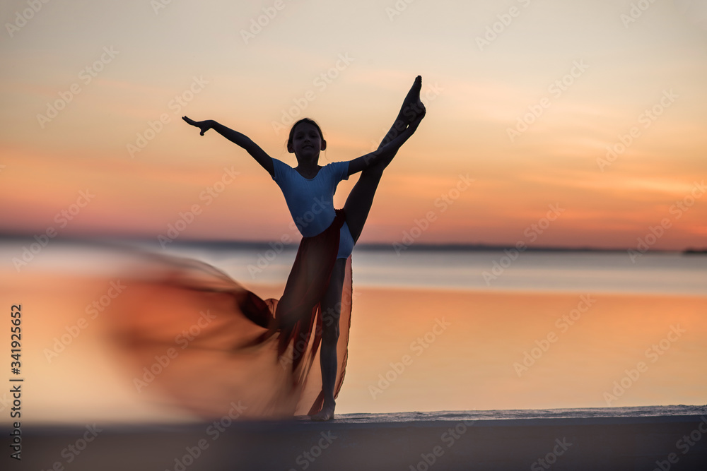 Fototapeta premium silhouette of a woman doing yoga on the beach